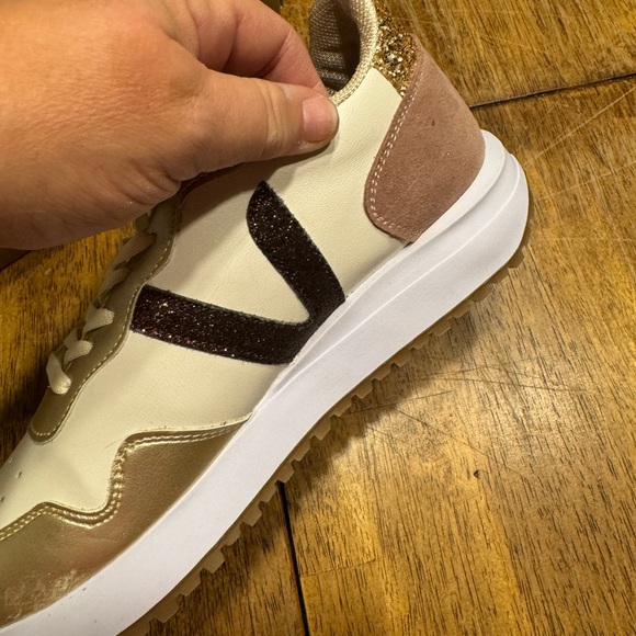 Adorable Style Trending Ladies Tennis Sz 9. Brand New - Picture 5 of 11